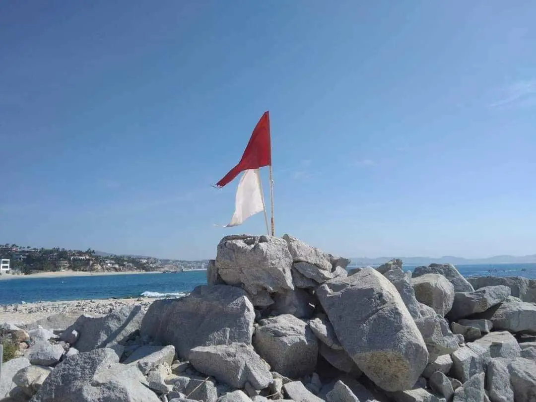 Bandera blanca en playas de Los Cabos que indica la presencia de medusas. I Foto: ZOFEMAT Los Cabos.