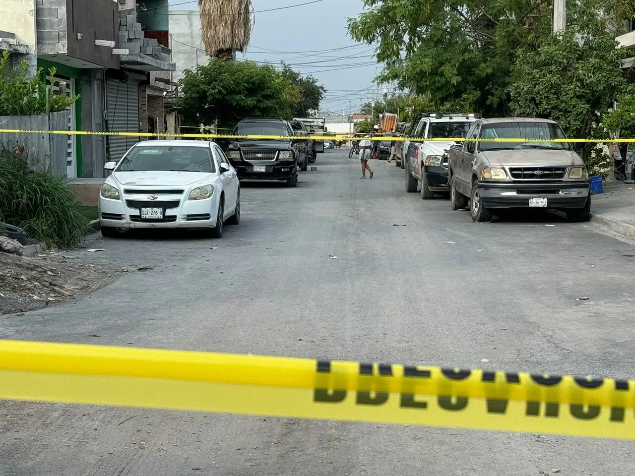 Tras el reporte de detonaciones por parte de los vecinos al sitio llegaron elementos de la Cruz Roja para brindar los primeros auxilios. Foto: POSTA.