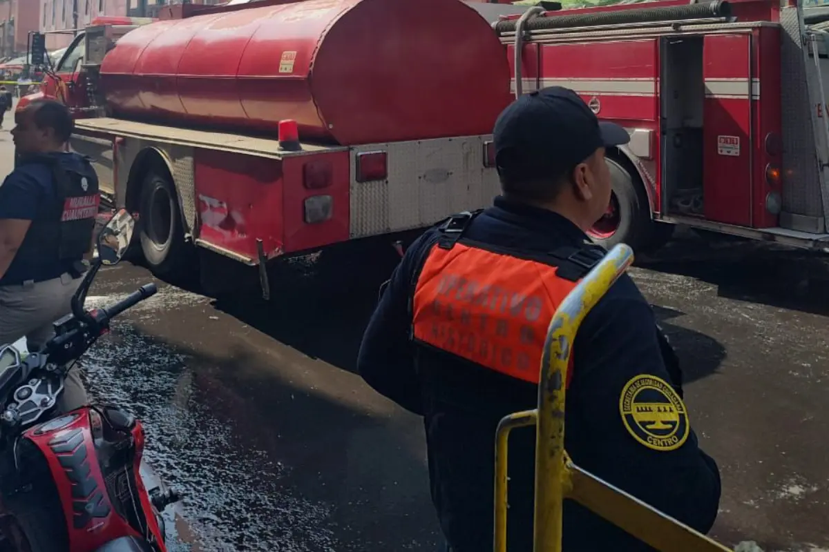 Elementos de seguridad y bomberos continuan con trabajos de enfriamiento. Foto: Ramón Ramírez