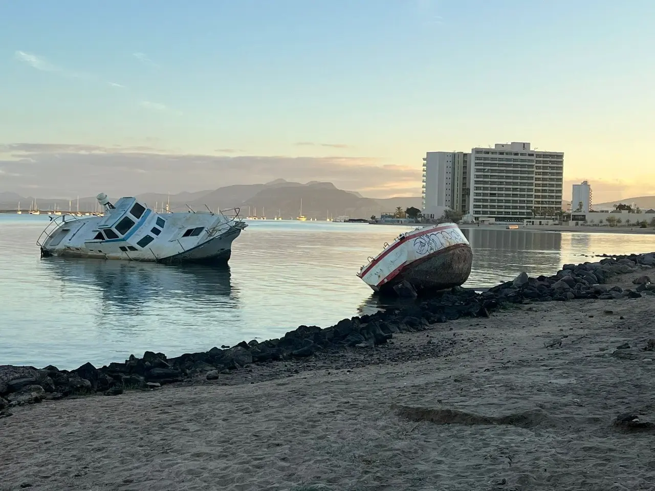 Embarcaciones varadas en la Bahía de La Paz, BCS. I Foto: El Diario Humano.