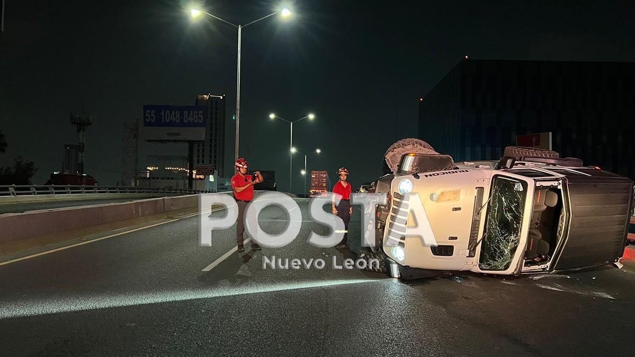 La camioneta 4x4 quedó muy dañada tras volcar en la avenida Revolución. Foto: Raymundo Elizalde.