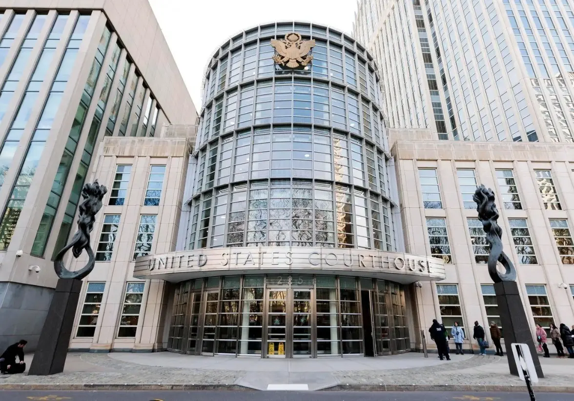 Personas ingresan a un tribunal federal donde se llevará a cabo el juicio a Genaro García Luna, exsecretario de Seguridad Pública de México, en el distrito de Brooklyn, en Nueva York. Foto: EFE