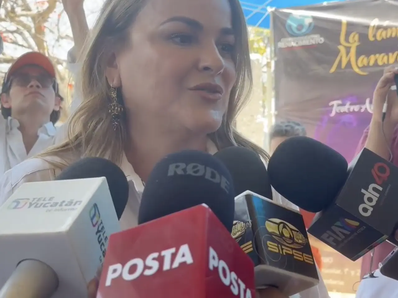 Cecilia Patrón destacó la participación democrática de los meridanos al acudir a votar en la casilla de un centro escolar de Montebello.- Foto de Alejandra Vargas