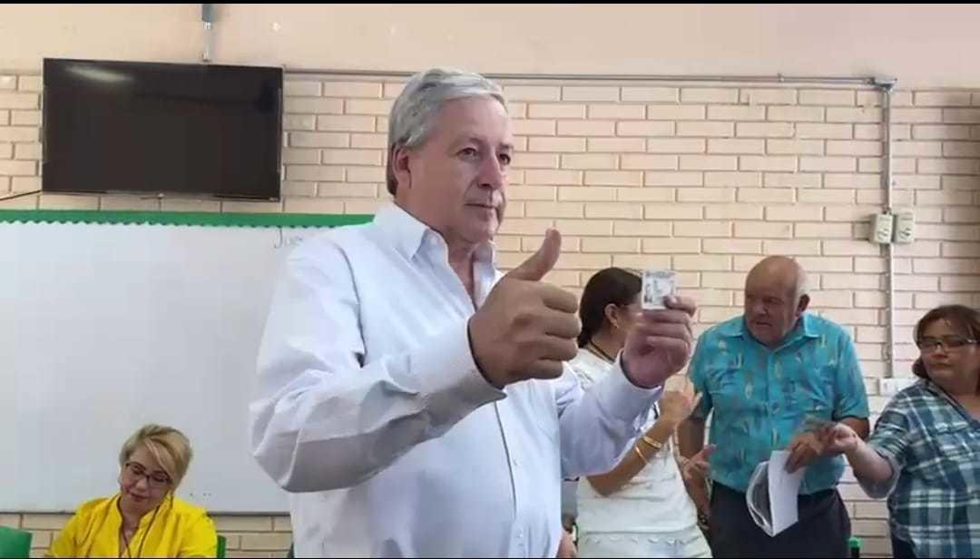 El alcalde de Saltillo emitió su voto en la colonia Los Ángeles. (Fotografía: Claudia Almaraz)