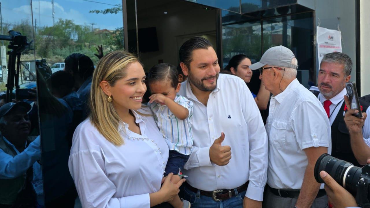 El candidato posando con su dedo como muestra del ejercicio del voto en Monclova / Foto: Marco Juárez