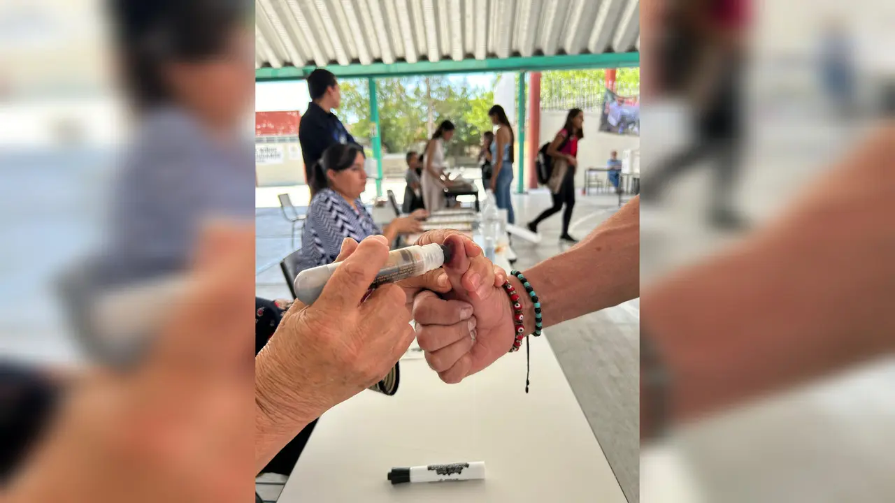 En otros estados se registraron hechos violentos que van desde la quema de urnas, hasta enfrentamientos y ataques con arma de fuego. Foto: Irving Reyna