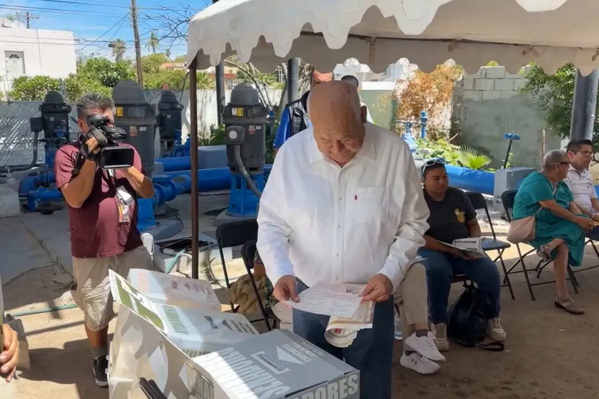 Gobernador vota en casilla ubicada en barrio El Choyal. Foto captura: POSTA BCS