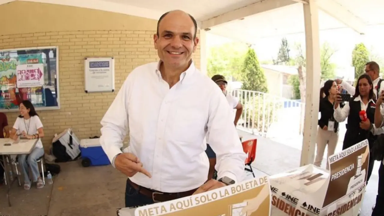 El candidato Jericó Abramo Masso votando en la Escuela Primaria Niños Héroes, ubicada en la colonia Nueva Aurora / Foto: Jericó Abramo Masso