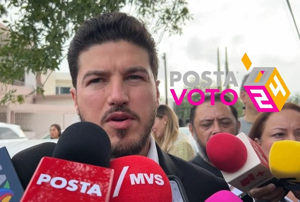 El gobernador de Nuevo León, Samuel García, habla con los medios de comunicación tras asistir a votar. Foto: Armando Galicia