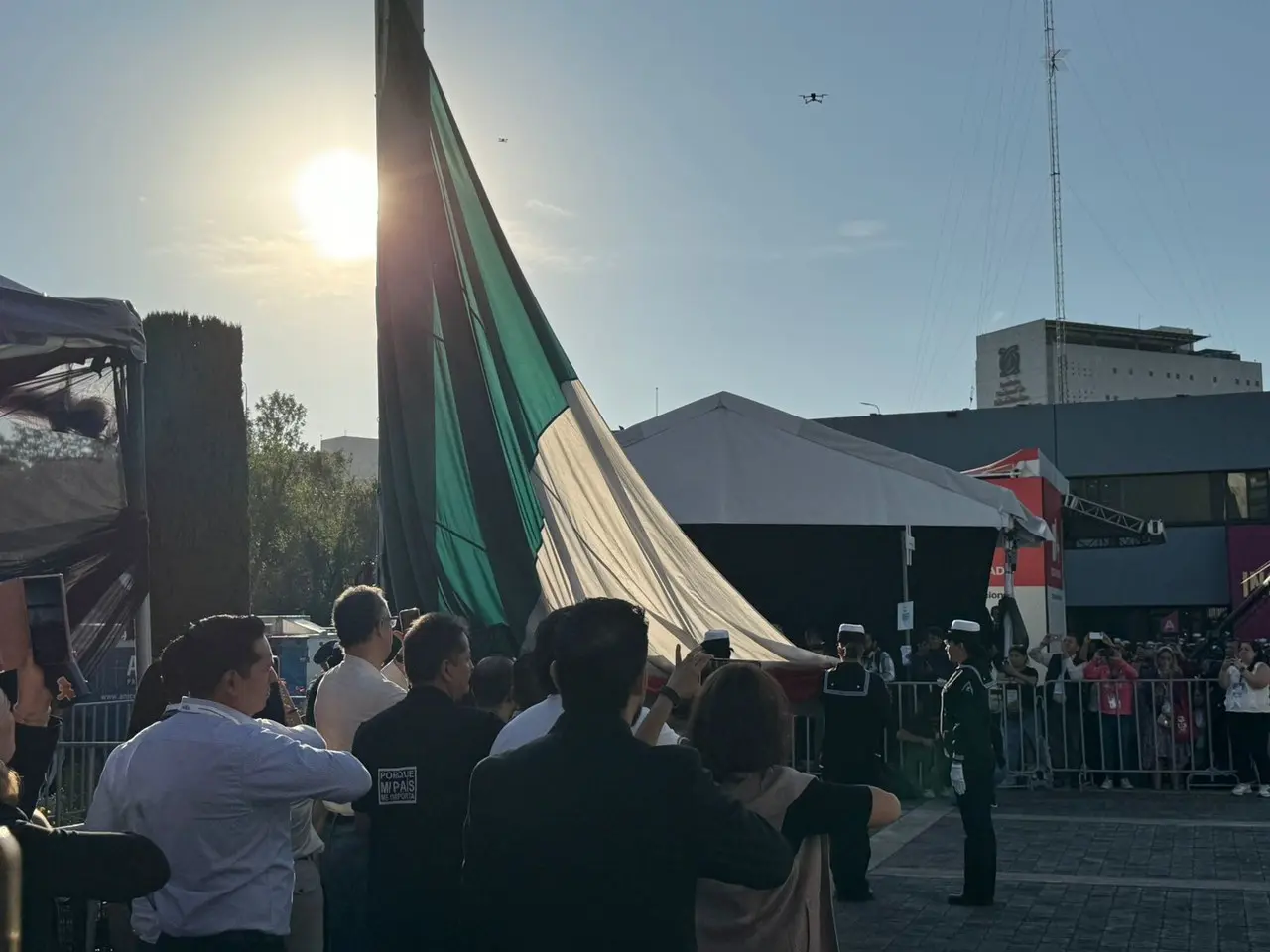 Izamiento de bandera en INE. Foto: Alejandro Godina