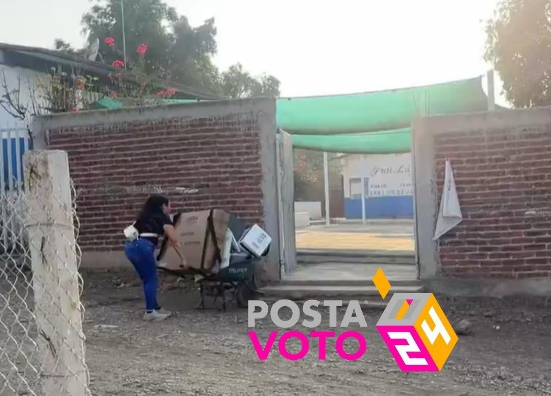 La funcionaria de casilla llegando al colegio donde llegó con el material electoral en una carretilla. Foto: X @EnMexicoMagico.