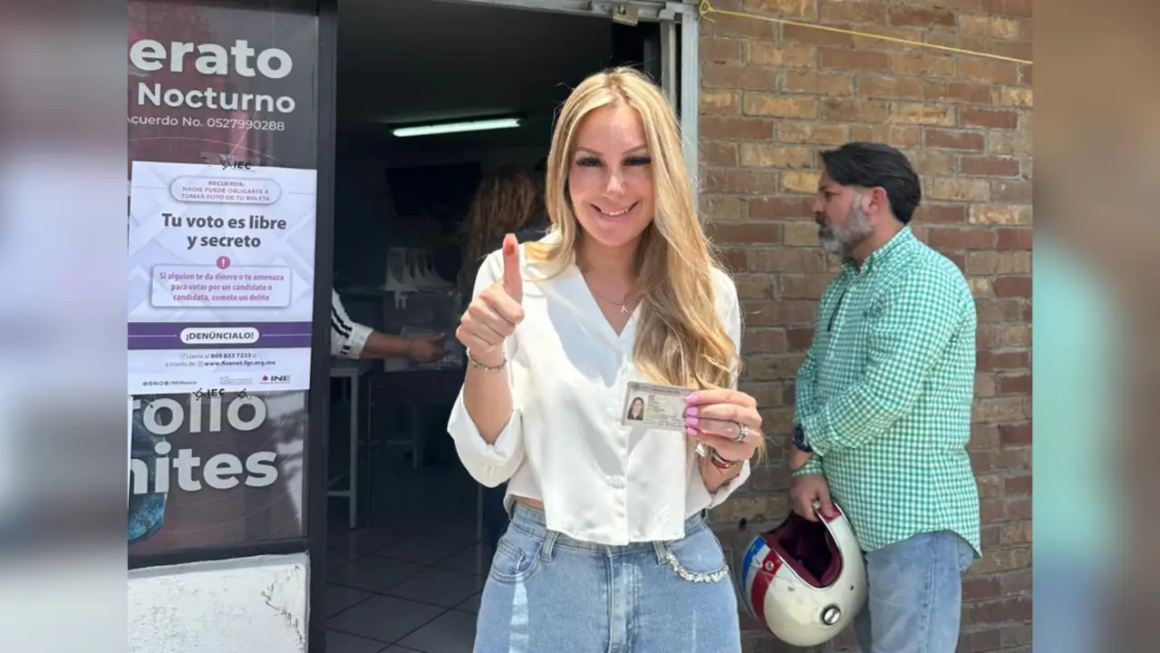 La candidata Amal Esper ejerciendo su derecho al voto en la colonia República Oriente / Foto: Cortesía PAN Saltillo