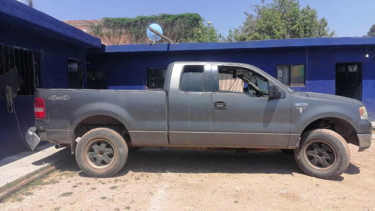 Una camioneta abandonada fue asegurada por la Policía Estatal, al realizar su inspección tenía reporte de robo. Foto: Especial.