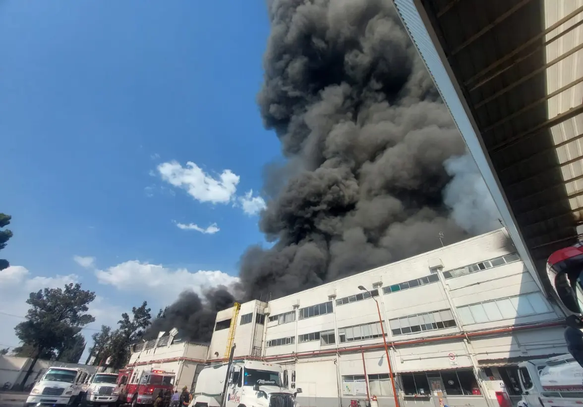 Una columna de humo visible desde varios puntos de la CDMX ha despertado preocupación tras un incendio en una fábrica de plásticos en Ecatepec. Foto: Redes Sociales