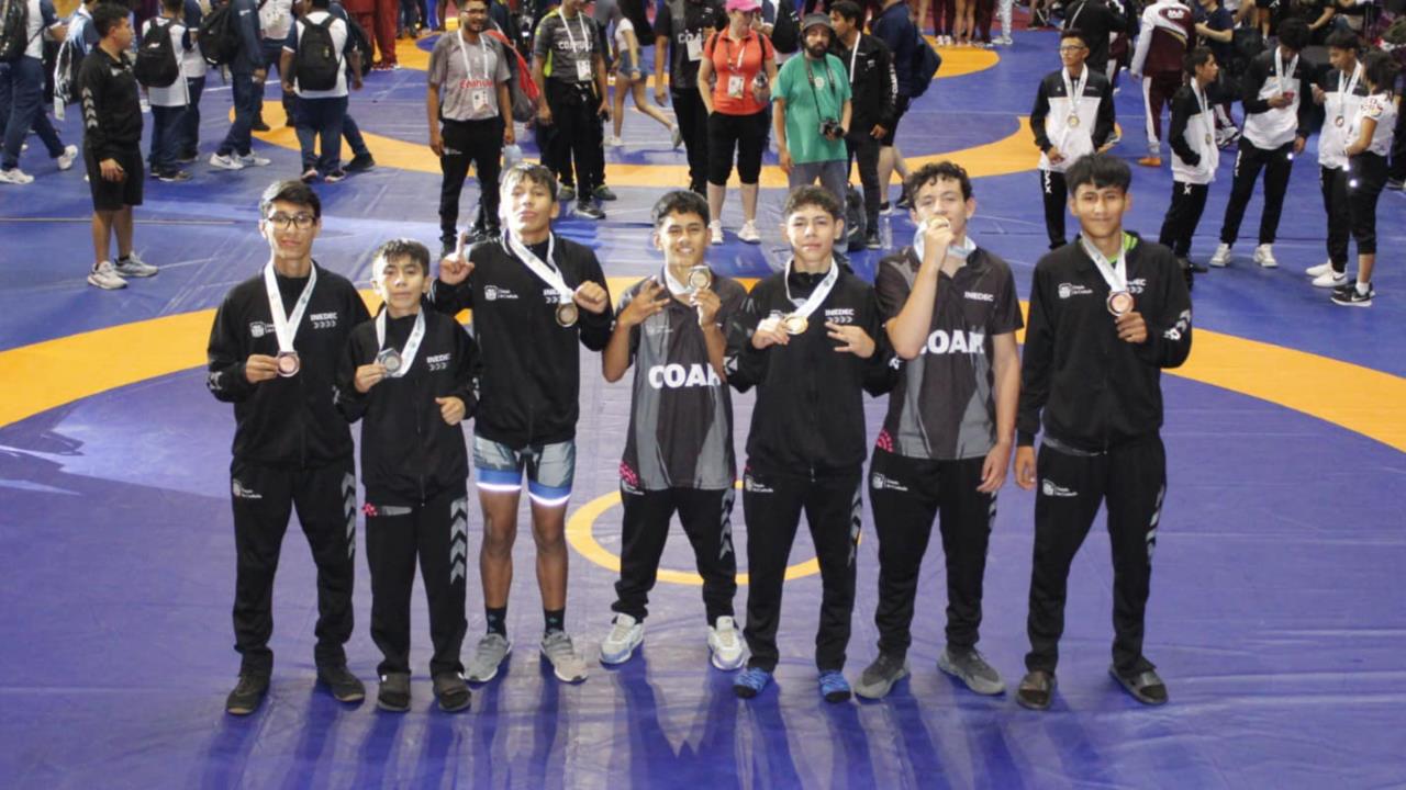 Luchadores coahuilenses posando con las medallas obtenidas en los Nacionales Conade 2024 / Foto: Instituto Estatal del Deporte de Coahuila