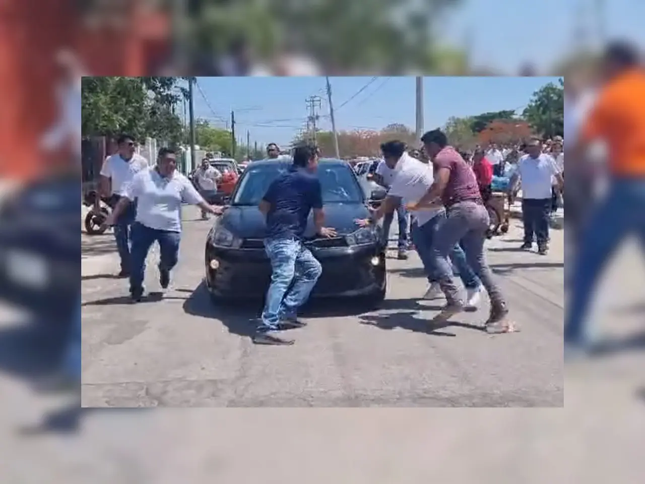 El Secretario General del SNTE Sección 33,  Emanuel Gonzalez Chavez, tomo su auto e intentó huir de la protesta que realizan maestros por lo que casi atropella con su auto a algunos manifestantes,. Foto de redes sociales