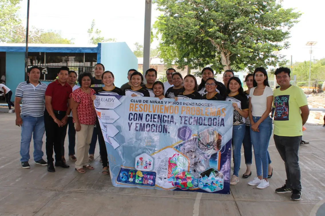 Estudiantes de secundaria de Tizimín participaron en una dinámica en la que realizaron una “Feria de Aprendizajes” en la comunidad de Tixcacalcupul.- Foto de la Uady