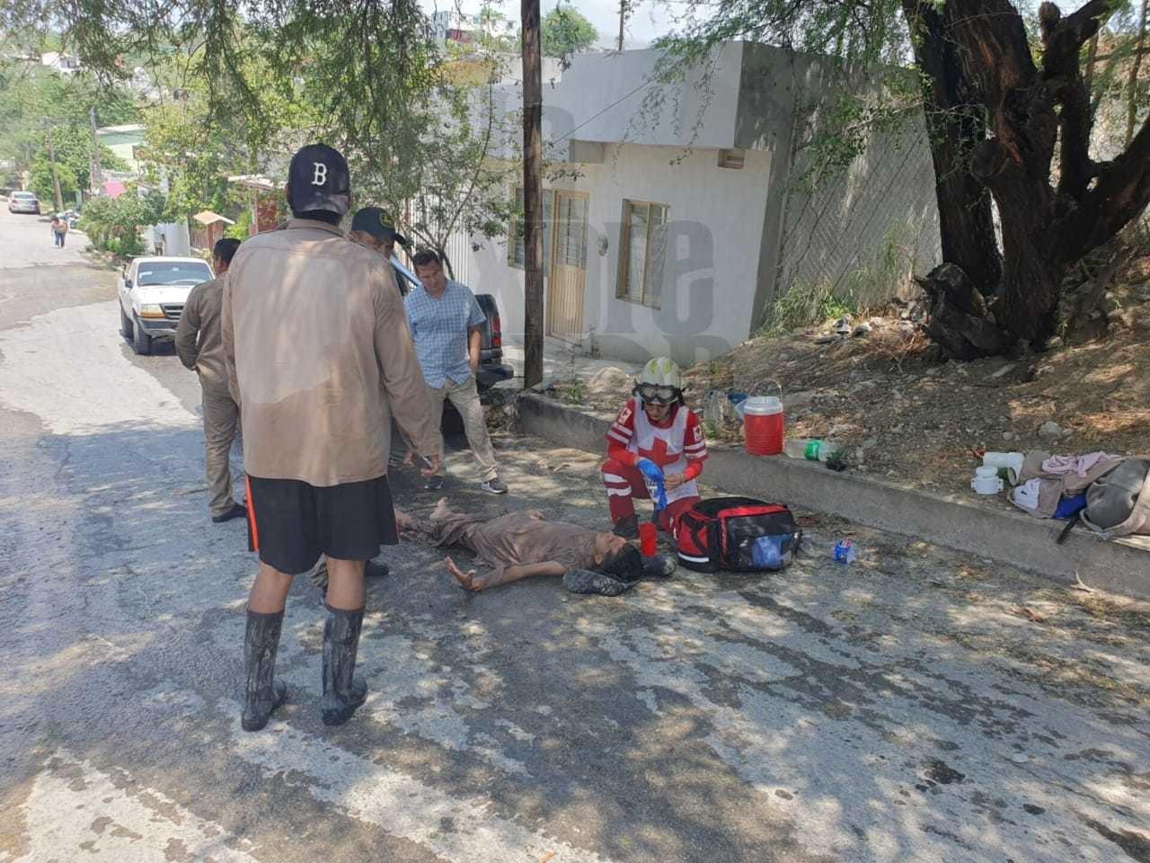 El trabajador se encontraba dentro de la zanja llena de agua. Fotos: Cortesía