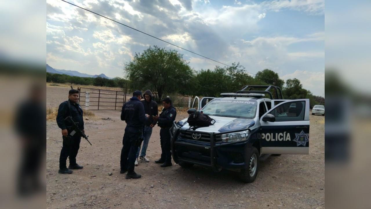 Agentes de la Policía Municipal auxiliando al extranjero que quedó varado tras ser olvidado por su transporte. Foto: Facebook SSP Durango.