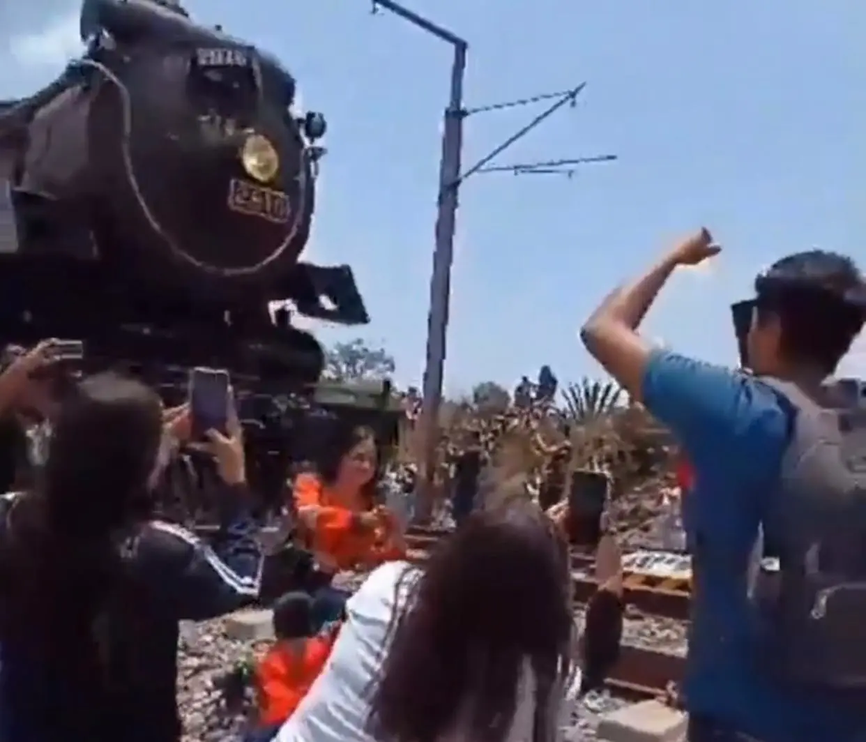 Accidente fatal en Hidalgo, una mujer muere instantáneamente al ser golpeada por un tren. Foto: Redes sociales