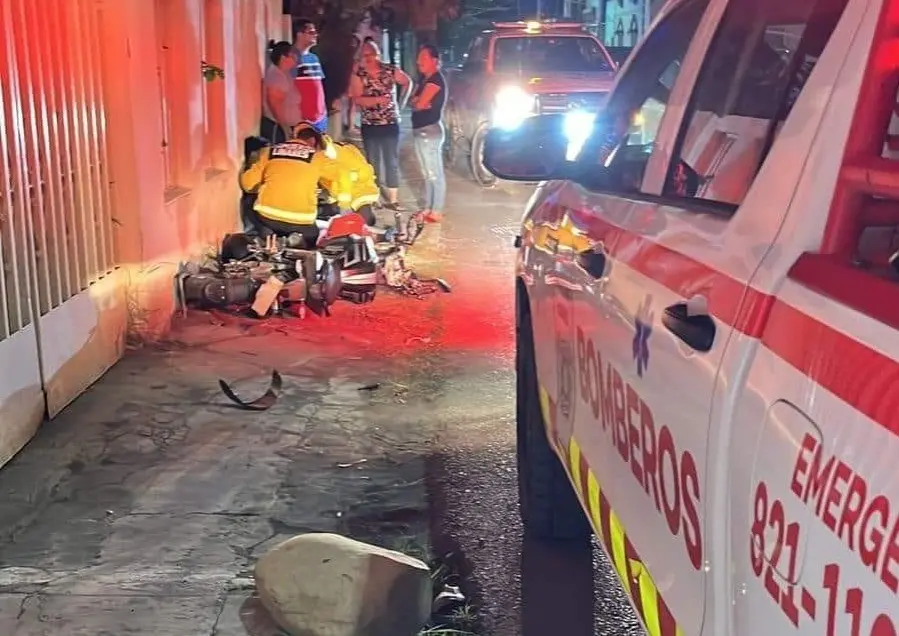 Elementos de Protección Civil de Linares atendiendo al motociclista herido por el choque. Foto: Protección Civil de Linares.