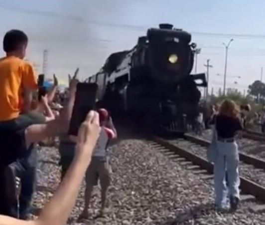 La mujer que intentó grabar el video al momento en que pasaba la locomotora en Coahuila. Foto: RCN.