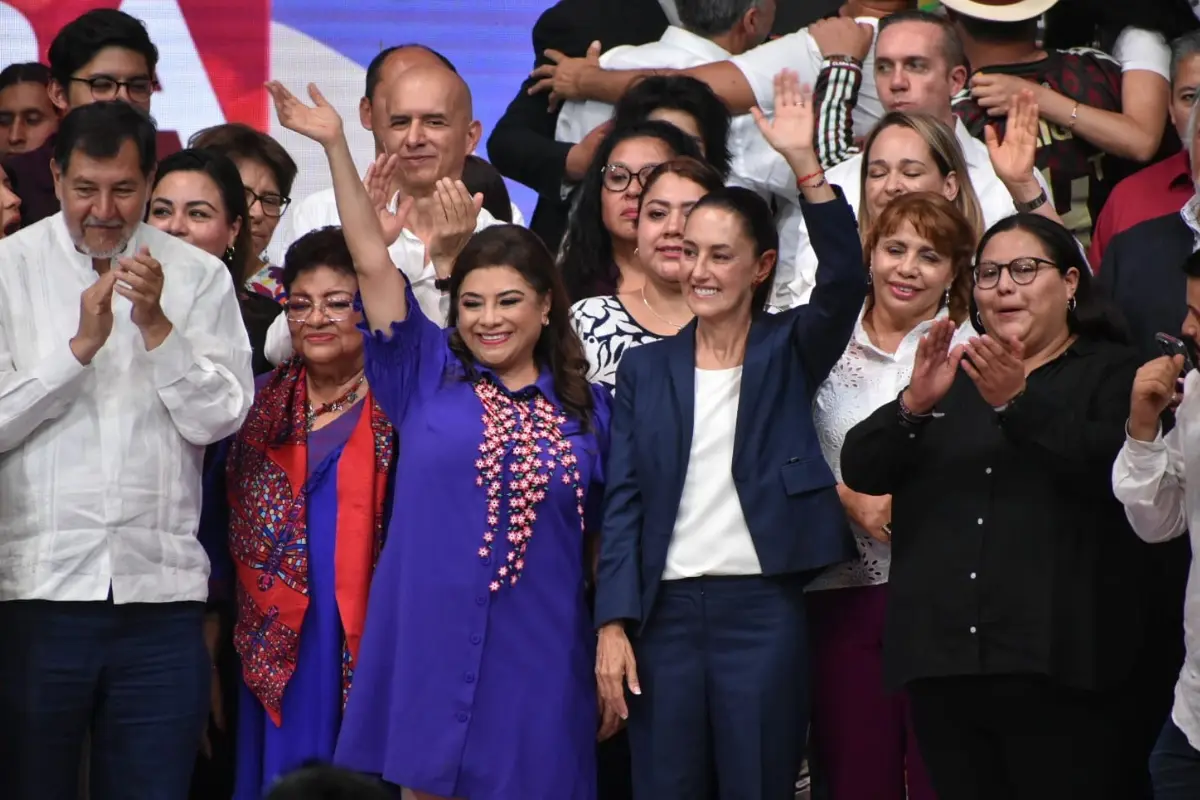 Sheinbaum felicitó y refrendó su apoyo a Brugada. Foto: Enrique Pérez