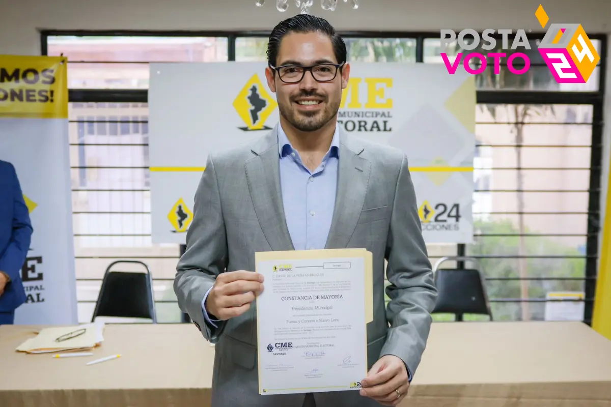 EL CANDIDATO REELECTO DE SANTIAGO NUEVO LEÓN, DAVID DE LA PEÑA MARROQUÍN RECIBIENDO LA CONSTANCIA DE MAYORÍA. FOTO: GOBIERNO DE SANTIAGO.