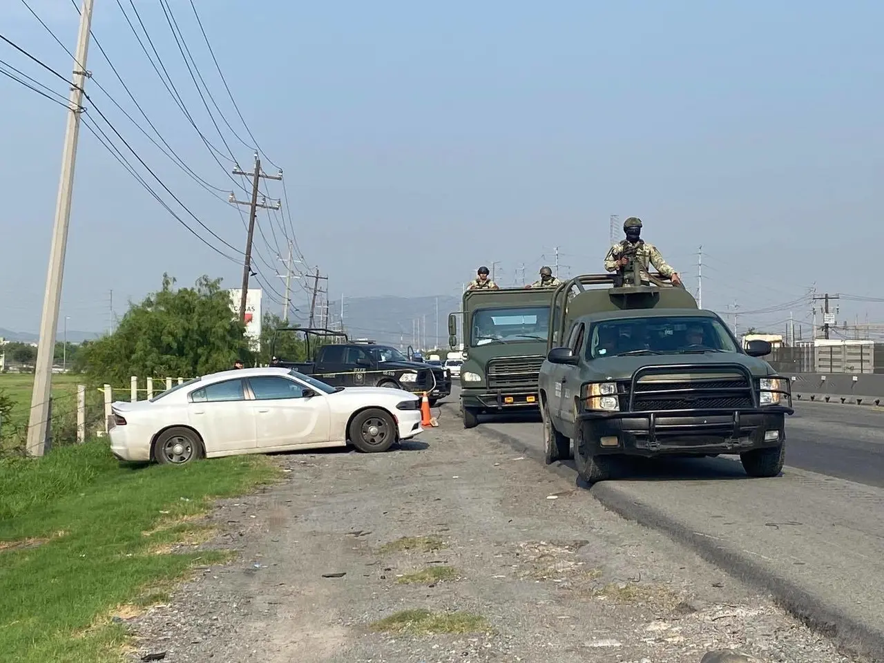 Elementos del Ejército Mexicano y ministeriales sobre el Libramiento Noreste. Foto: Facebook Xpress Noreste