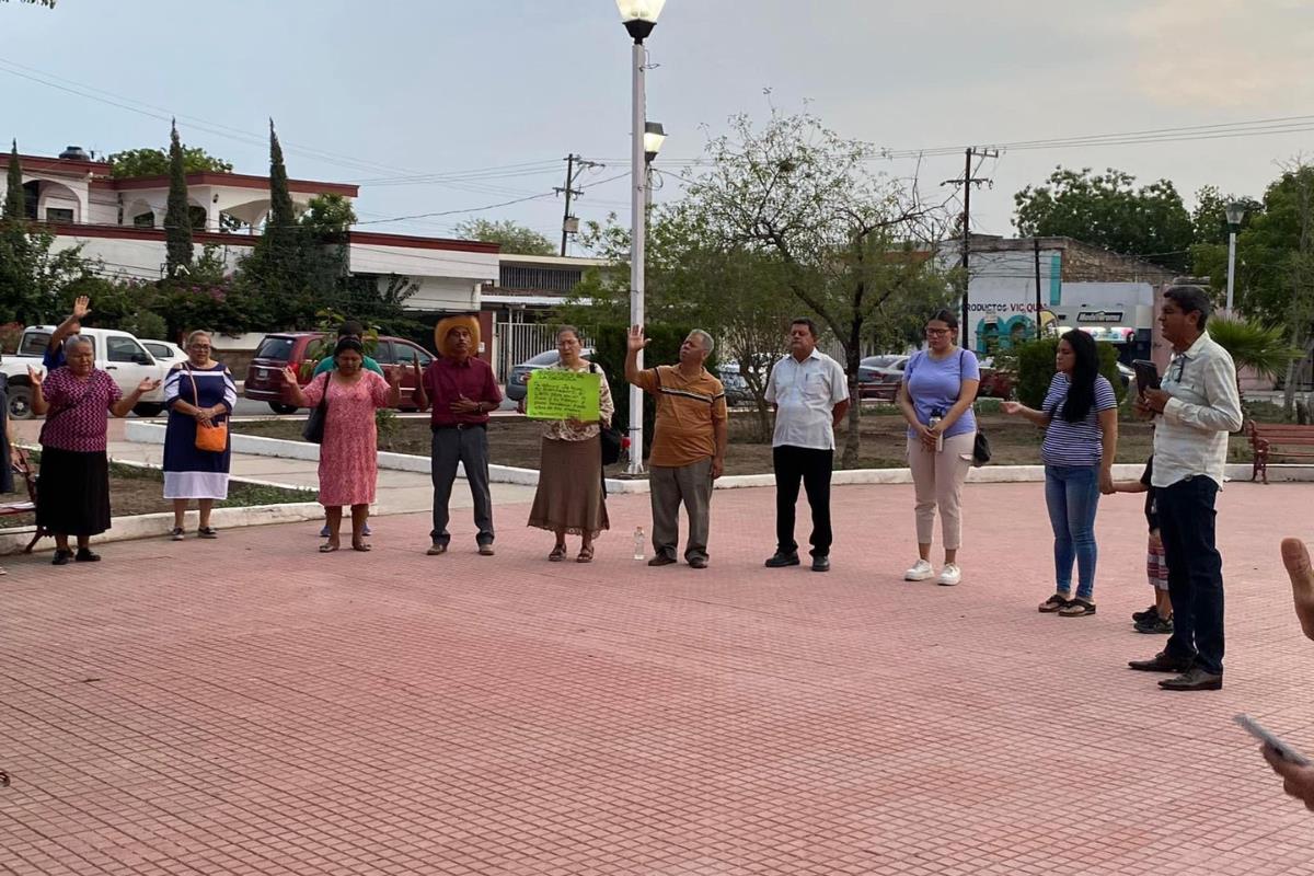 Miembros de iglesias cristianas tomaron las principales plazas de la ciudad para elevar oraciones por la lluvia. Foto: Ignacio Aceves