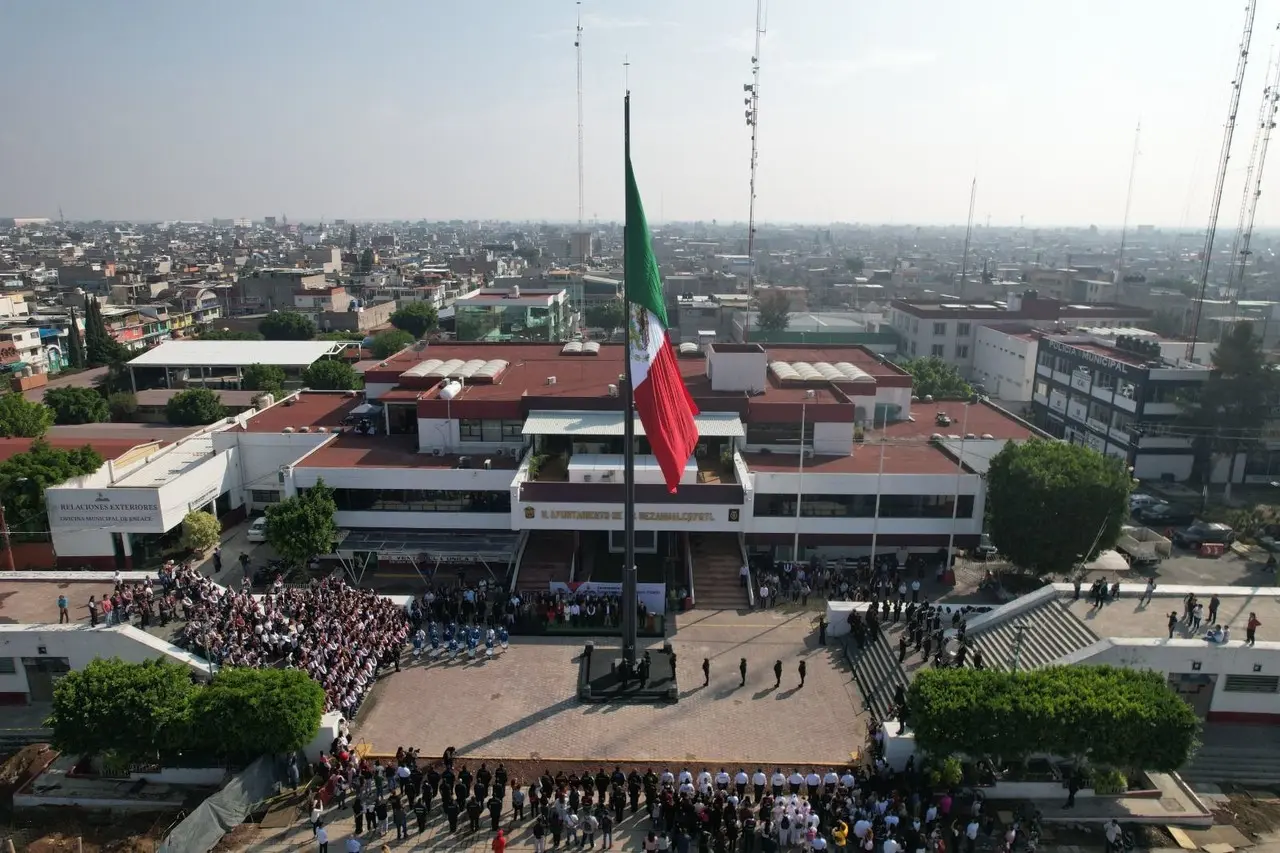 La nueva asta mide 30 metros de altura y la bandera monumental mide 15 metros de largo por nueve de ancho. Imagen: Gob. Neza.