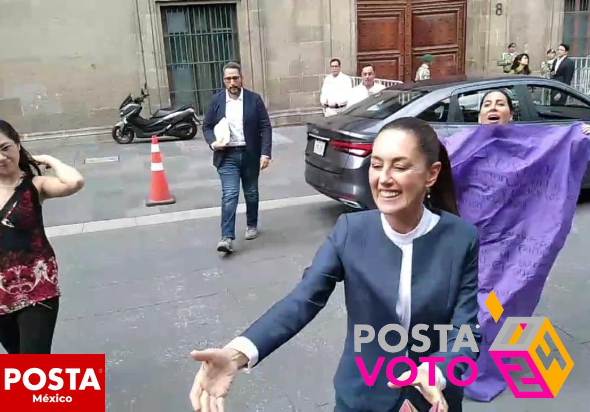 La presidenta electa Claudia Sheinbaum Pardo llegó puntualmente a Palacio Nacional, accediendo por la puerta principal. Al descender del vehículo, se acercó a saludar a simpatizantes. Foto: Enrique Pérez / POSTA