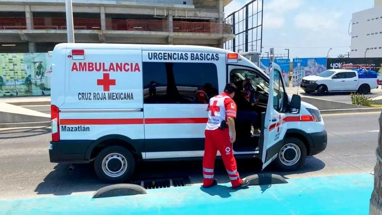 Un hombre atendido en la vía pública en Mazatlán dijo ser de origen duranguense. Foto: Facebook/ Policía Acuática.