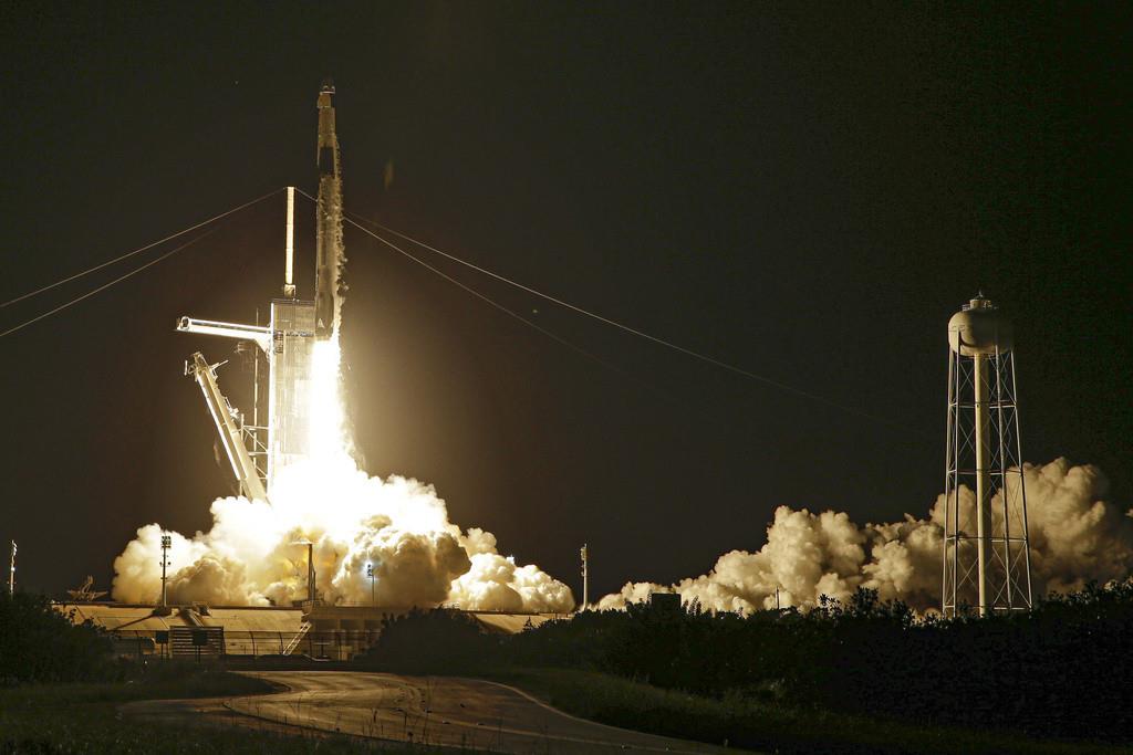 Un cohete Falcon 9 de SpaceX despega con cuatro personas privadas desde el Centro Espacial Kennedy en Cabo Cañaveral, Florida, el miércoles 15 de septiembre de 2021. (AP Foto/John Raoux, Archivo)