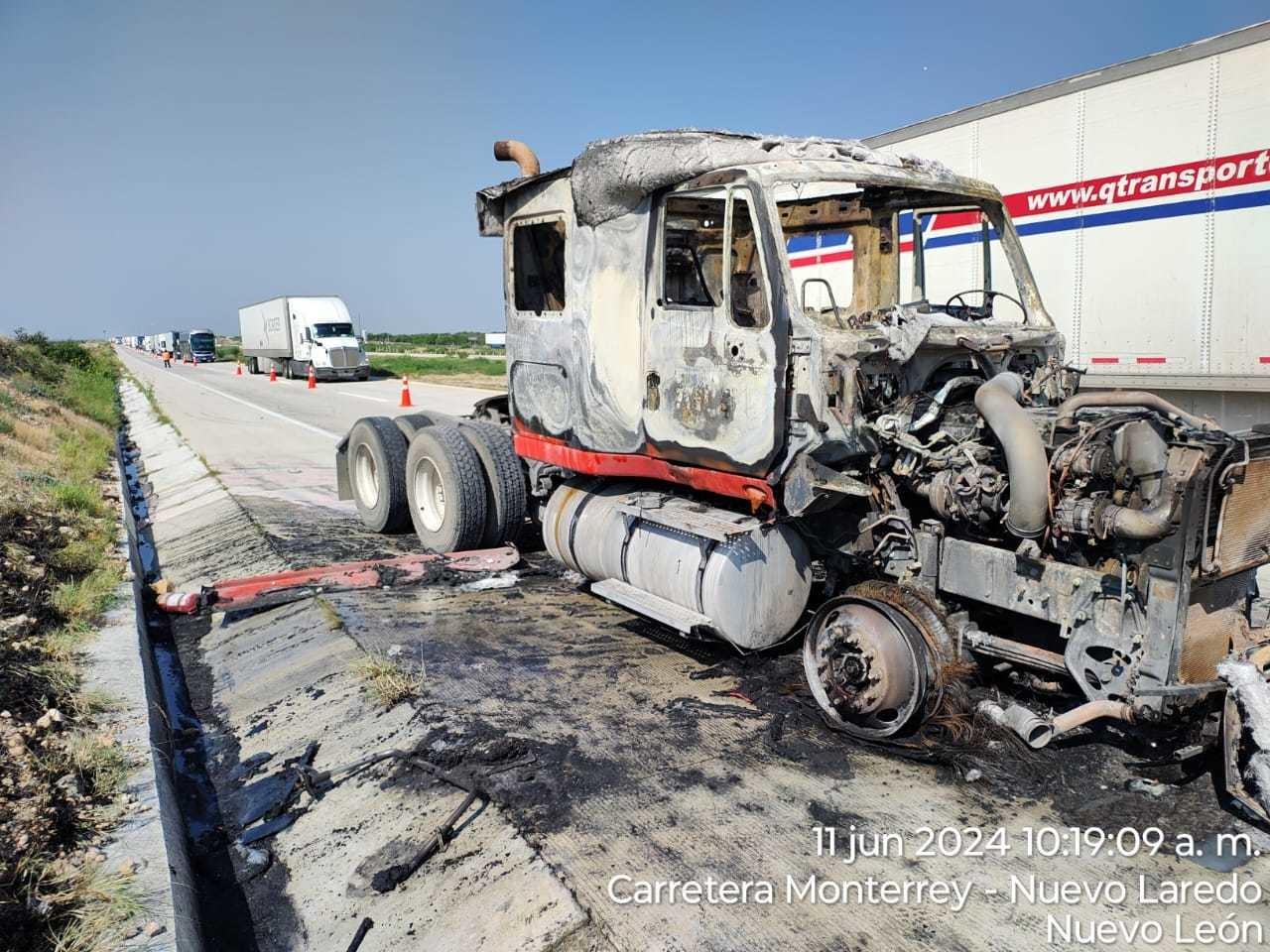 Autotanque incendiado en la autopista La Gloria - San Fernando km 160. Foto: Redes sociales