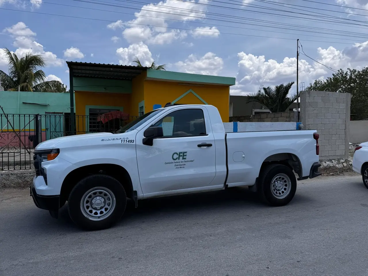 Vecinos del municipio de Kanasín, retuvieron a dos vehículos oficiales de la CFE. Foto: Irving Gil