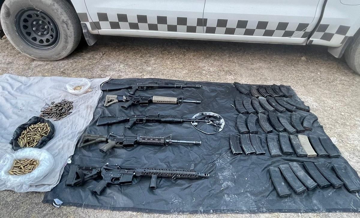 La Guardia Nacional aseguró  5 armas largas, 35 cargadores y 810 cartuchos útiles de distintos calibres en el Parque Natural Sierra de Chapultepec, Zacatecas. Foto: Facebook Guardia Nacional