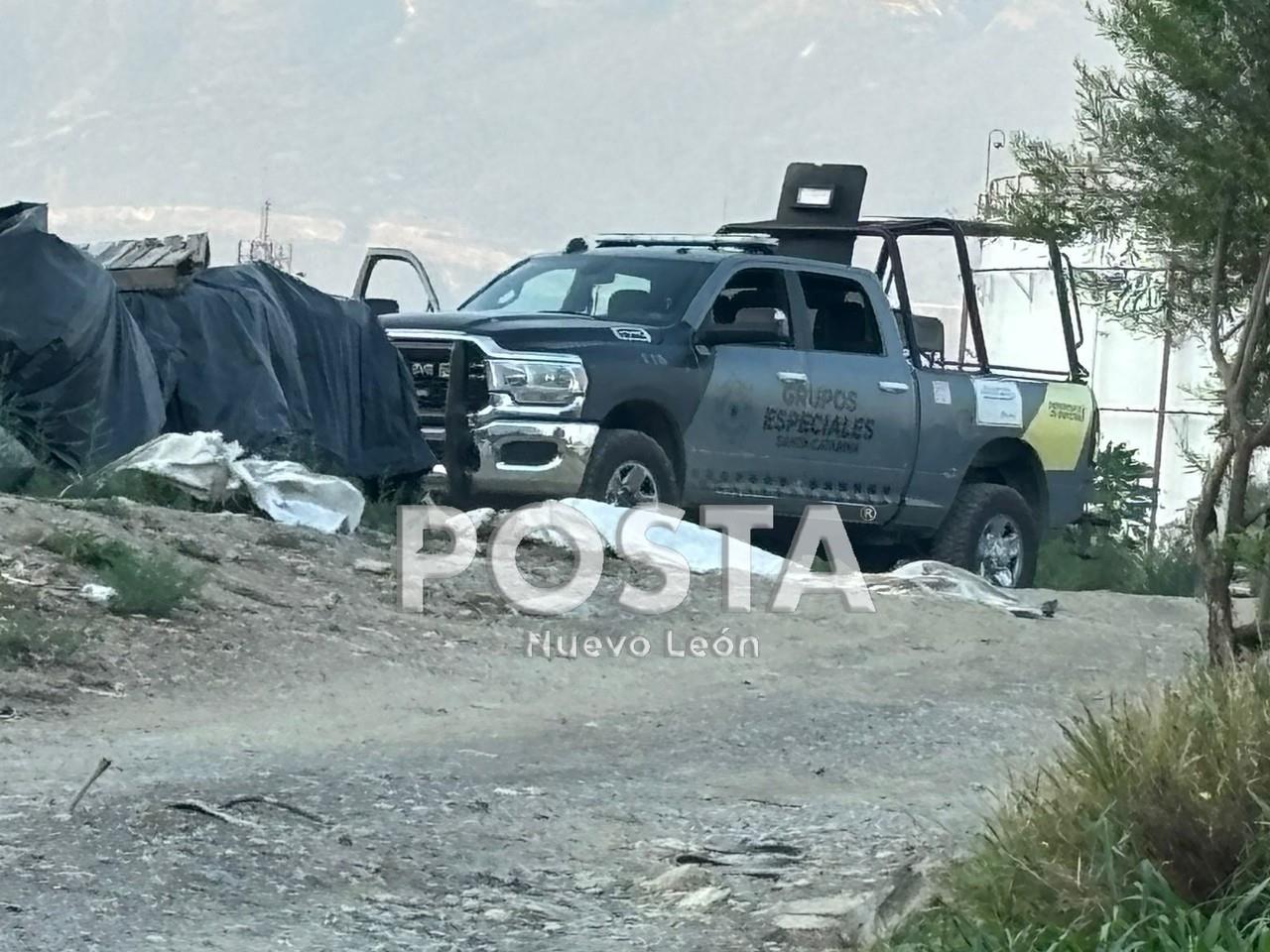 Policías de Santa Catarina llevando a cabo el operativo de rescate. Foto: Raymundo Elizalde.