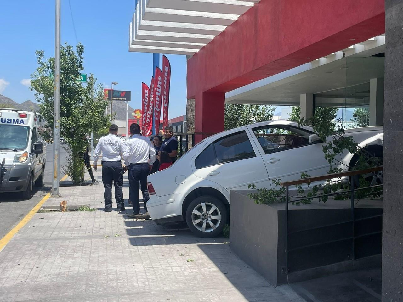 Afortunadamente, el auto se detuvo a pocos pasos de la puerta principal y no hubo heridos. (Fotografía: Leslie Delgado)