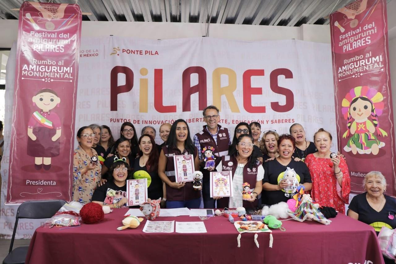 Javier Hidalgo y participantes del festival del amigurumi.   Foto: @Javier_Hidalgo