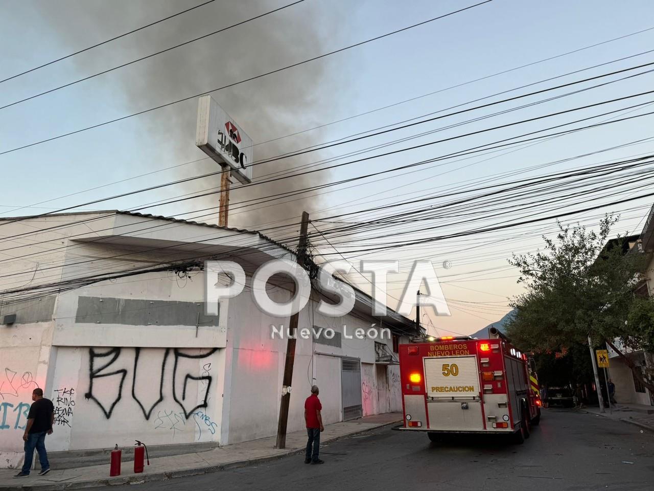 Un camión de bomberos de Nuevo León y el establecimiento que se incendiaba. Foto: Diego Beltrán