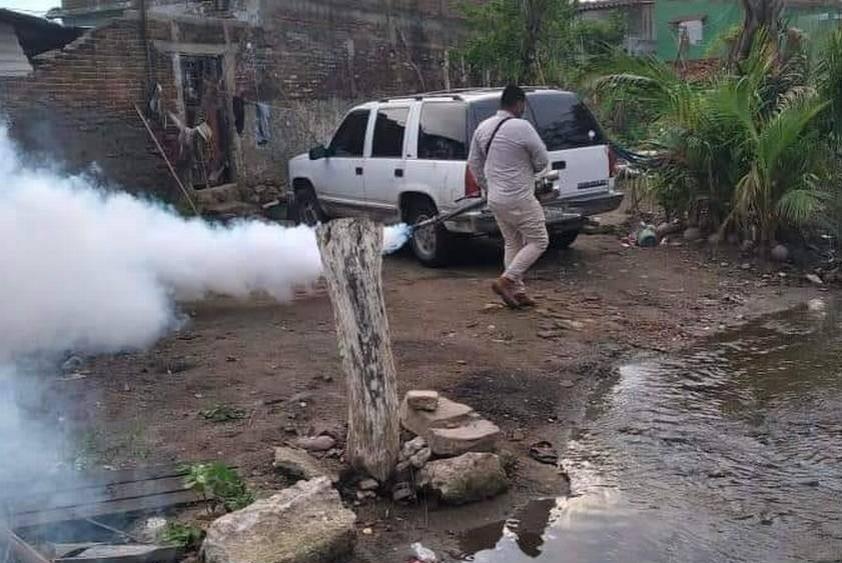 Un elemento de la Secretaría de Salud de Guerrero sanitizando un área donde hay dengue. Foto: El Sol de Acapulco.