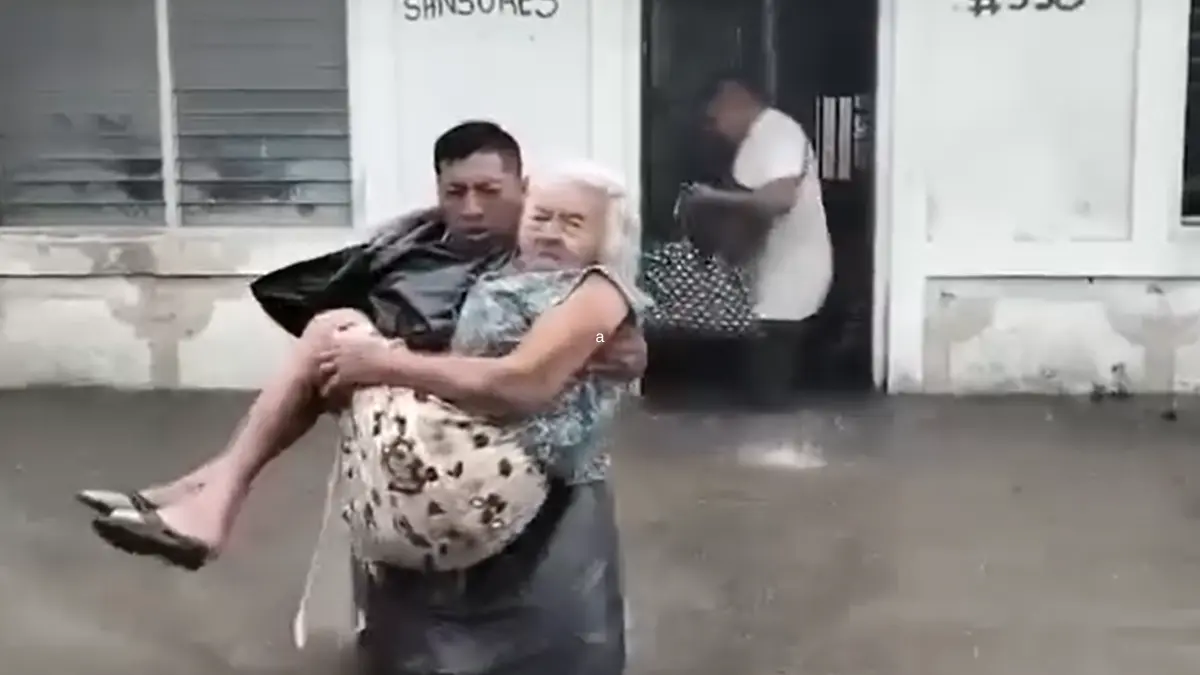 La abuelita fue una de las víctimas de los estragos de la lluvia Fotos: Redes Sociales