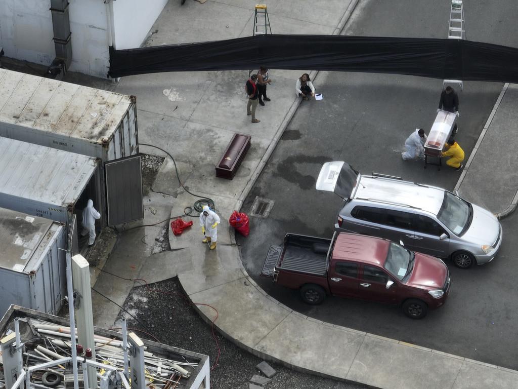 Contenedores refrigerados en el exterior de la morgue, cuya capacidad quedó excedida por el número de cuerpos sin identificar o sin reclamar. (AP Foto/César Muñoz)