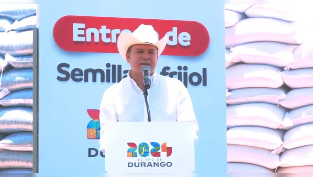 Esteban Villegas durante la entrega de semilla de frijol en Guadalupe Victoria. Foto: Captura de pantalla.