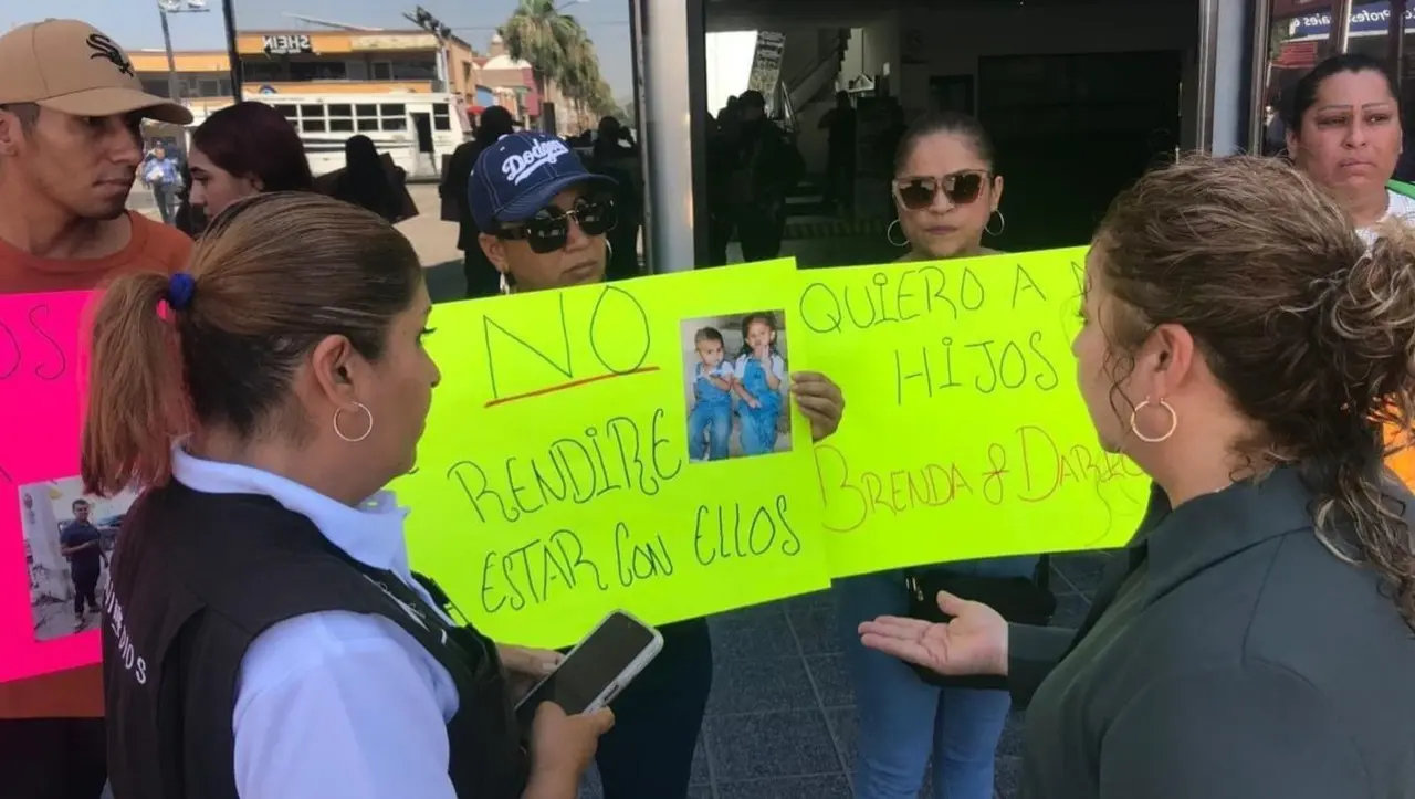 Familia pide ayuda con cartulinas en mano para recuperar a sus hijos. Foto: Facebook Ayuntamiento de Gómez Palacio.