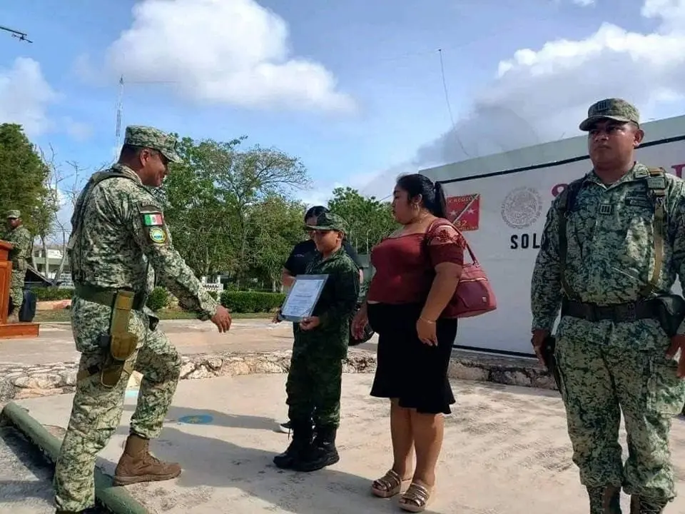 El menor Miguel Yahel Canul Cahuich cumplió su sueño de ser soldado por un día tras visitar las instalaciones del XX regimiento de Caballería Motorizado  donde recibió pláticas de elementos del Ejército Mexicano.- Foto de 20online.Mx