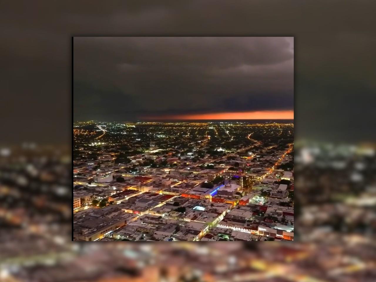 Un vídeo que muestra las nubes cargadas de lluvia sobre el primer cuadro de la ciudad de Mérida causó asombro entre usuarios de redes sociales.-  Foto de Joe Santana