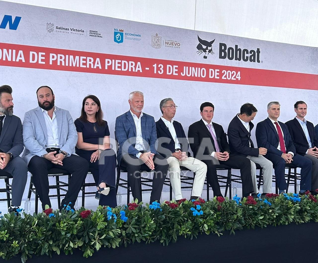 Samuel García junto a miembros de su gabinete así como directivos de la empresa Bobcat. Foto: Rosy Sandoval.