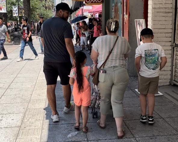 Familia caminando en el Centro de Monterrey. Foto: POSTA